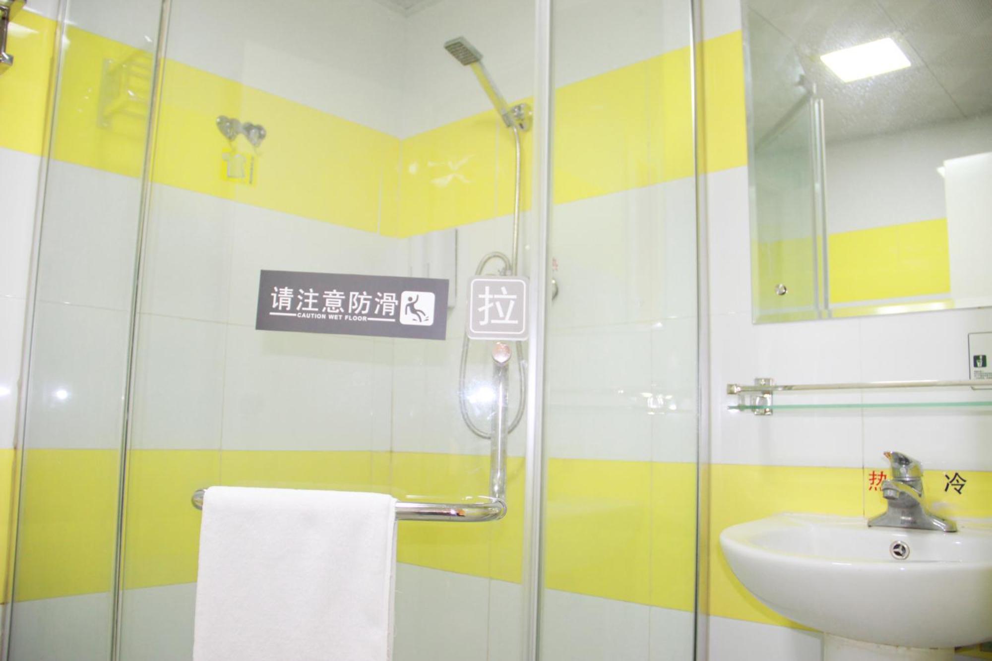 7Days Inn Guangzhou South Railway Station Huijiang Subway Station Exterior foto